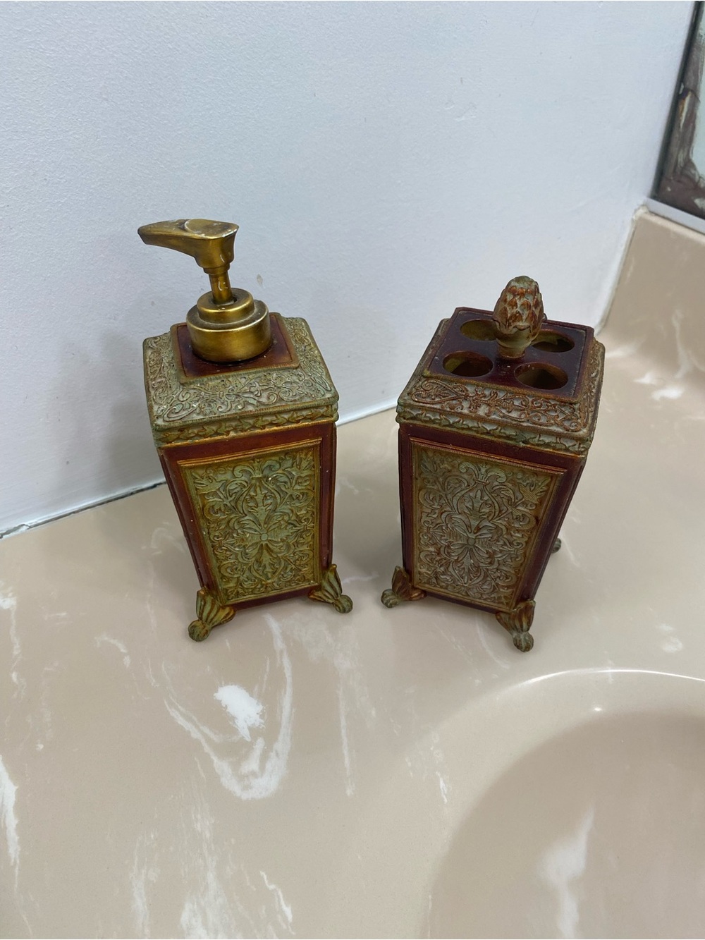 Versailles Lotion Dispenser and toothbrush holder - Gold with brown color